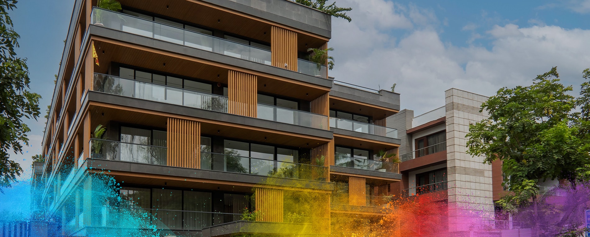 Immeuble d'appartements moderne avec des panneaux en bois et des balcons en verre recouverts de revêtements en poudre.