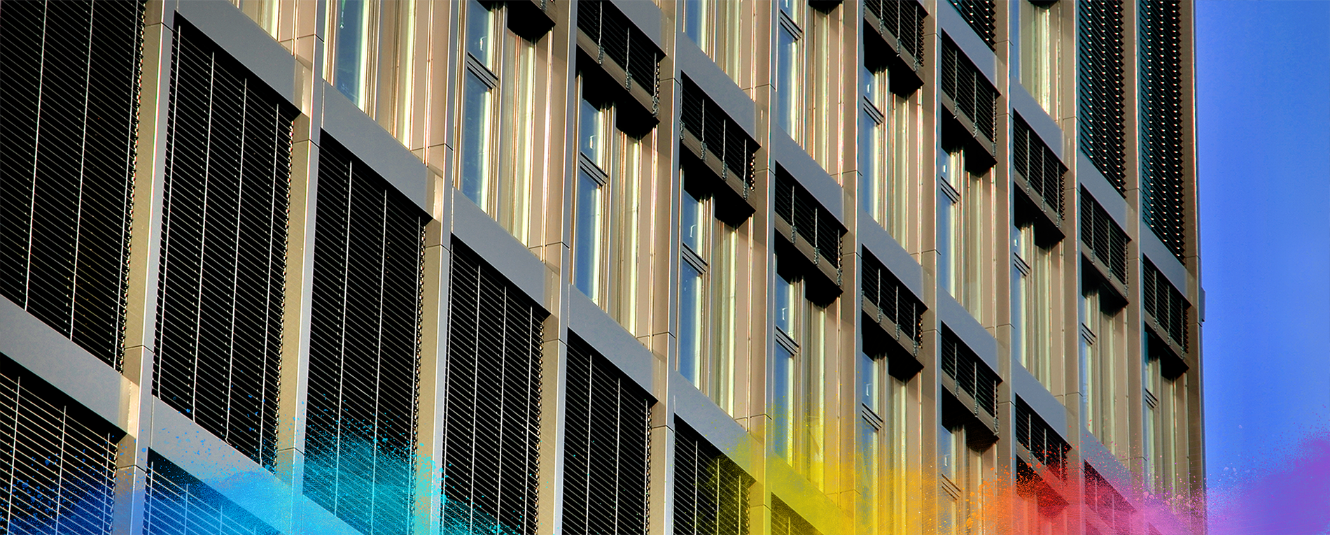 Edificio recubierto con pintura en polvo bronce