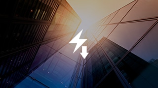 Moderno edificio de cristal con recubrimiento de baja absorción solar que refleja la luz del sol