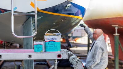 B-Free Conversion Coat op een werkplatform tijdens werkzaamheden aan het onderwaterschip van een boot.