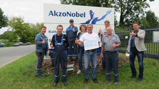 Mitarbeiter der AkzoNobel Schramm Coatings sammeln 1.500 Euro für die Opfer der Flutwasser-Katastrophe