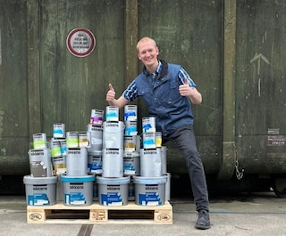 AkzoNobel medewerkers aan kop om verfresten te recyclen tijdens Recycle Week