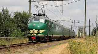 AkzoNobel en Stichting Hondekop op de bres voor herstel historische treinstellen