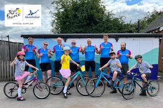 AkzoNobel paints local school sports shed as part of 'Tour de Berkshire'
