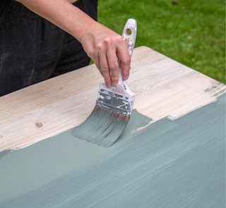 How to Paint a Garden Table