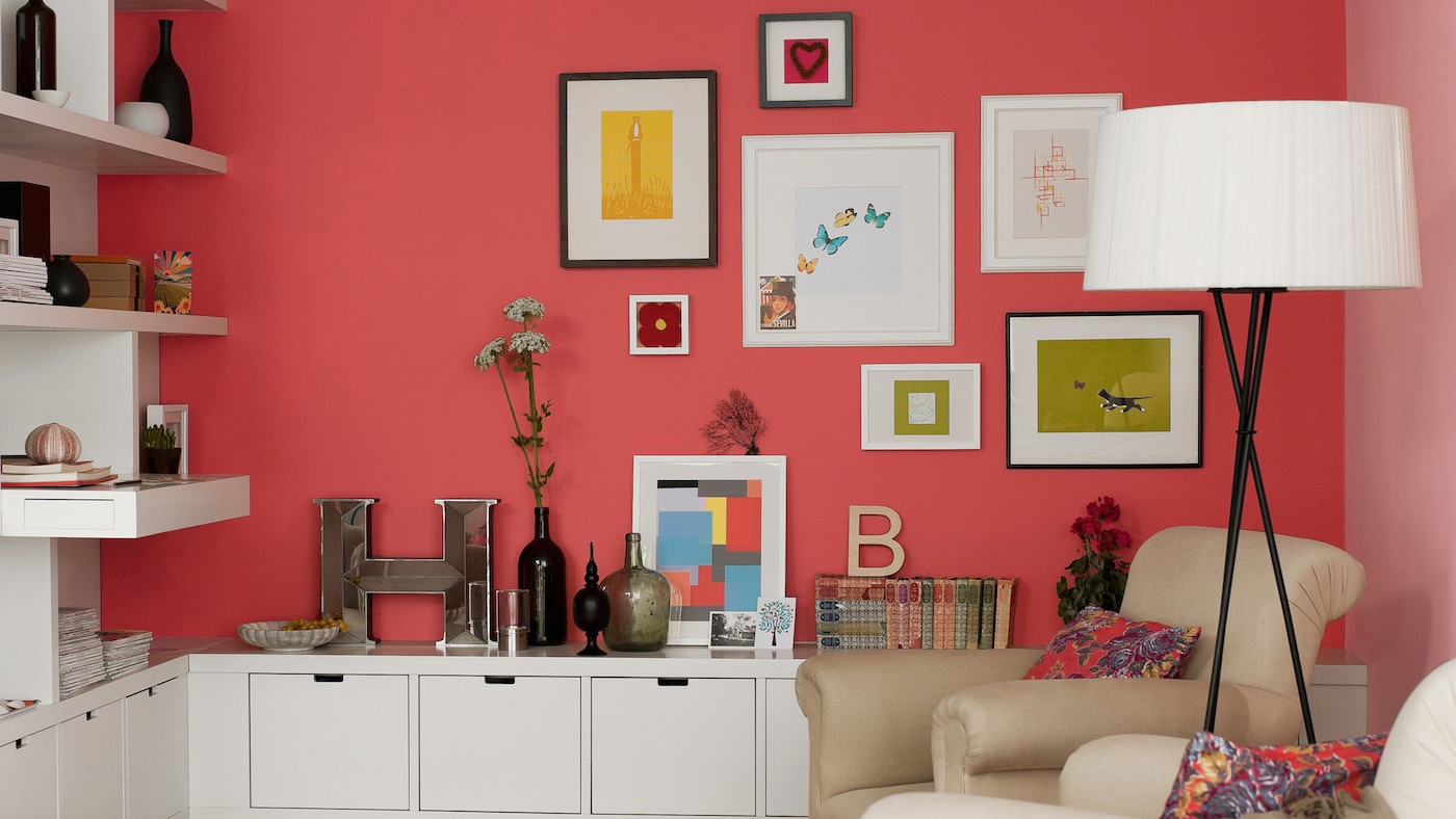 Dale carácter a tu hogar con una pared artística elegante que exhiba tus fotos, ornamentos y tesoros personales enmarcados.