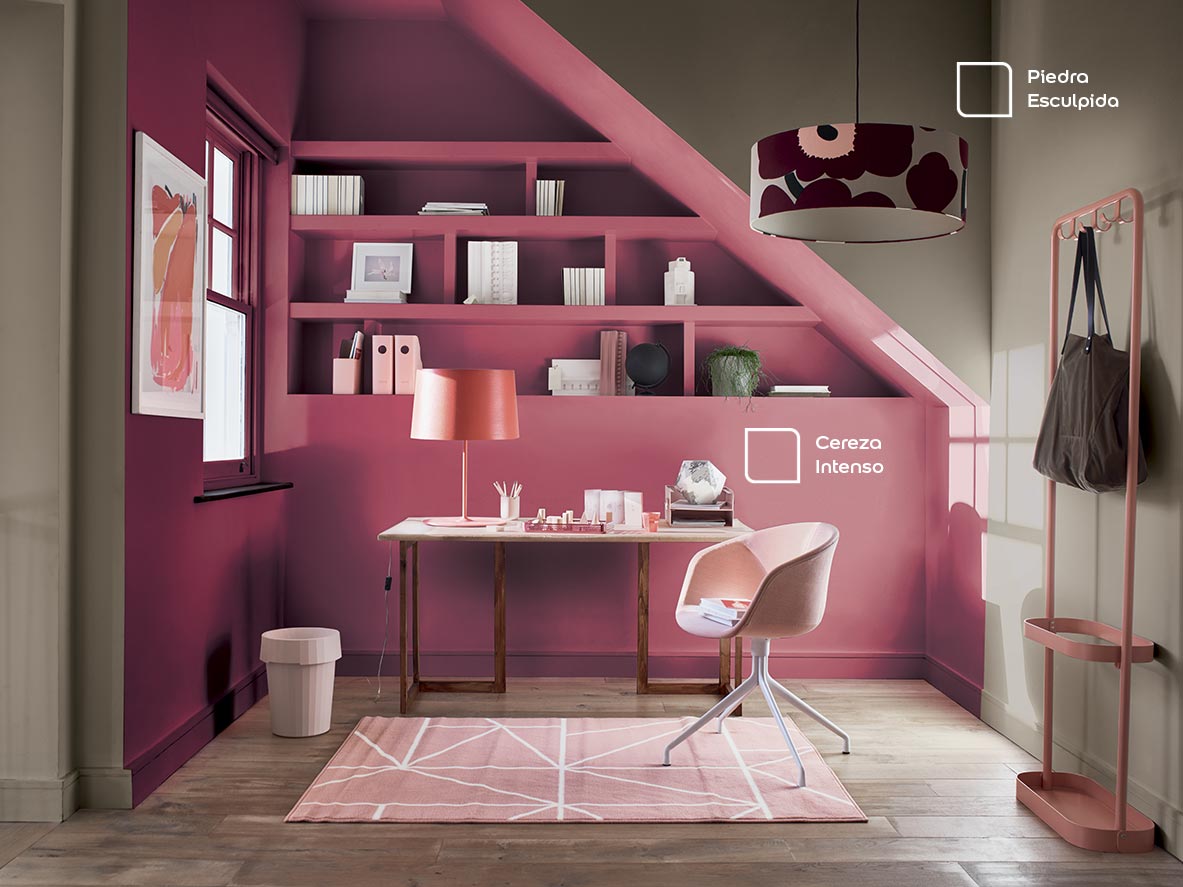 Recibidor decorado con pared pintada en el color Piedra Esculpida y el color Cereza Intenso de Alba. El tono neutro del primer color quedó muy bien con el rosa aportando un aire elegante al ambiente.