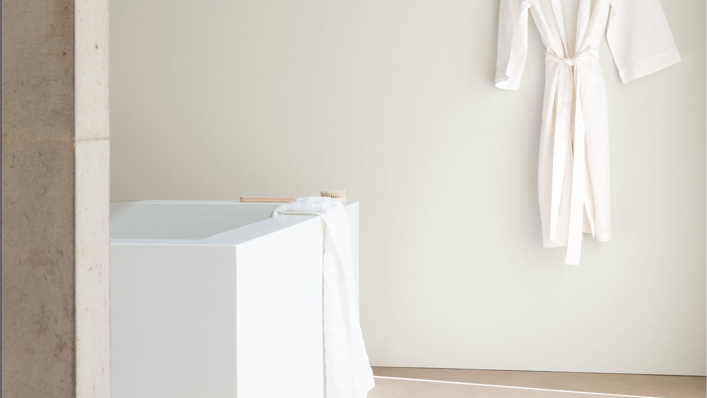 Convertí tu baño en un refugio de paz y relajación con una paleta de blancos puros y serenos.