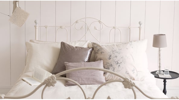 Combiná matices de blanco en el dormitorio para crear un refugio para la relajación.