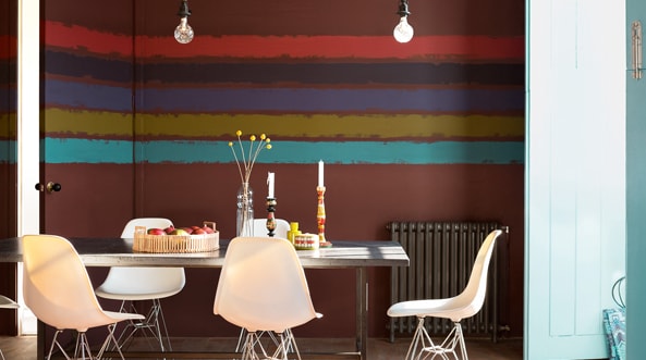 Pintar rayas de diferentes tamaños y colores es una manera simple y sencilla de transformar los espacios. 