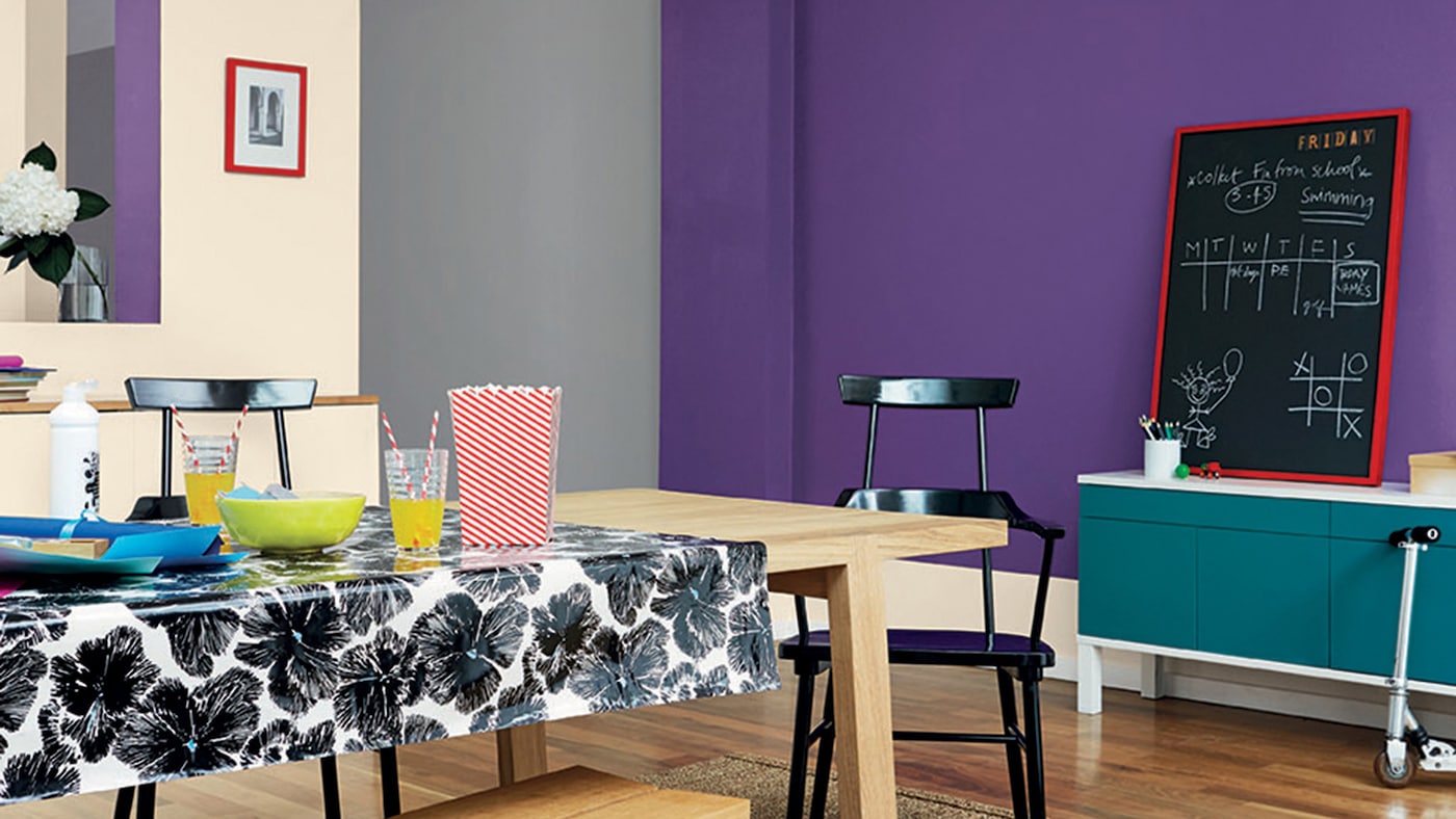 Pasá de un comedor casual a uno formal con una paleta de color flexible que equilibre utilidad con sofisticación