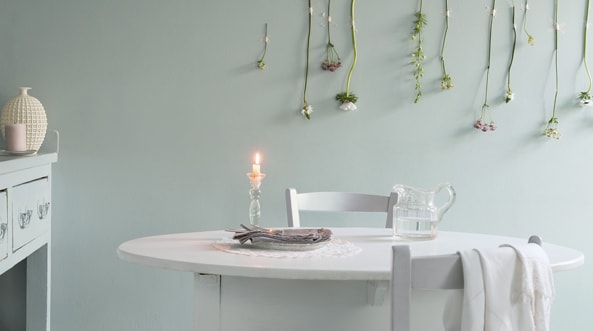 Creá un comedor elegante y apto para cualquier ocasión con tonos suaves de verde y accesorios clásicos.  