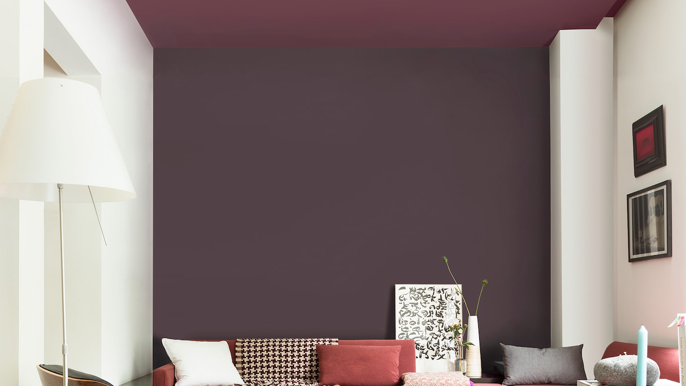Marcá tendencia con un techo pintado de color intenso. Este proyecto de decoración simple transformará de forma instantánea el estilo de cualquier habitación. 
