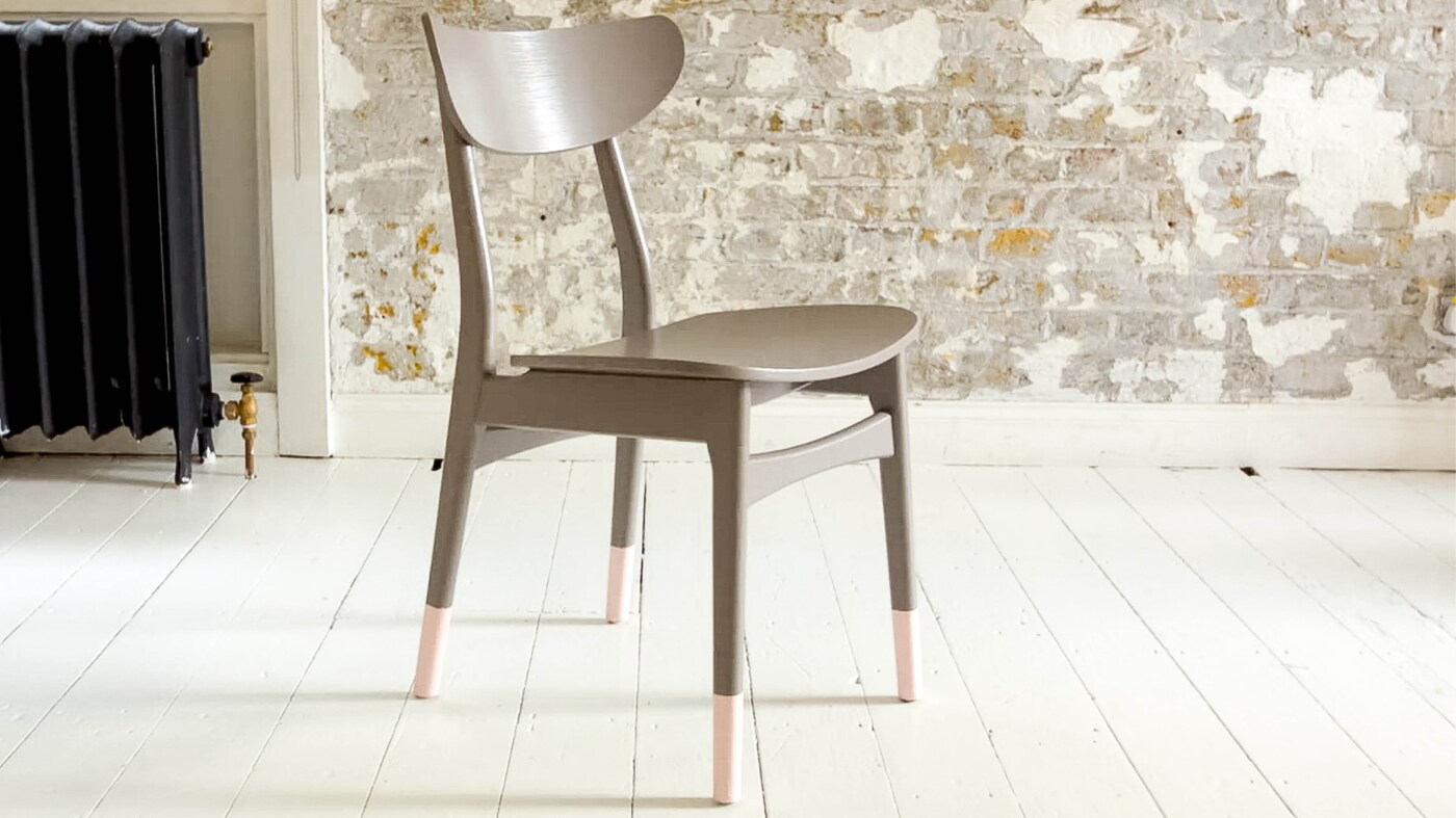 Vous n’avez pas besoin de recouvrir un mur entier de motifs pour créer un effet. Des motifs originaux, comme des pieds de table rayés en bleu et gris ou des motifs en forme de diamant dans une armoire ou un tiroir, confèrera un style design à votre décoration.