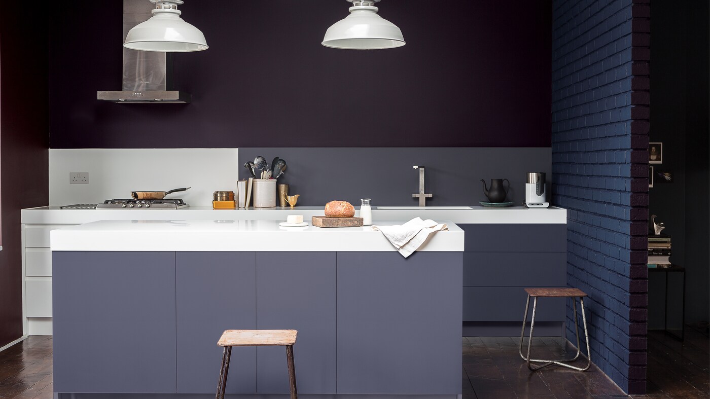 Inspirez-vous des grands peintres néerlandais et jouez sur les ombres et la lumière. Une toile de fond sombre fait ressortir les touches de couleurs et crée un style urbain audacieux.