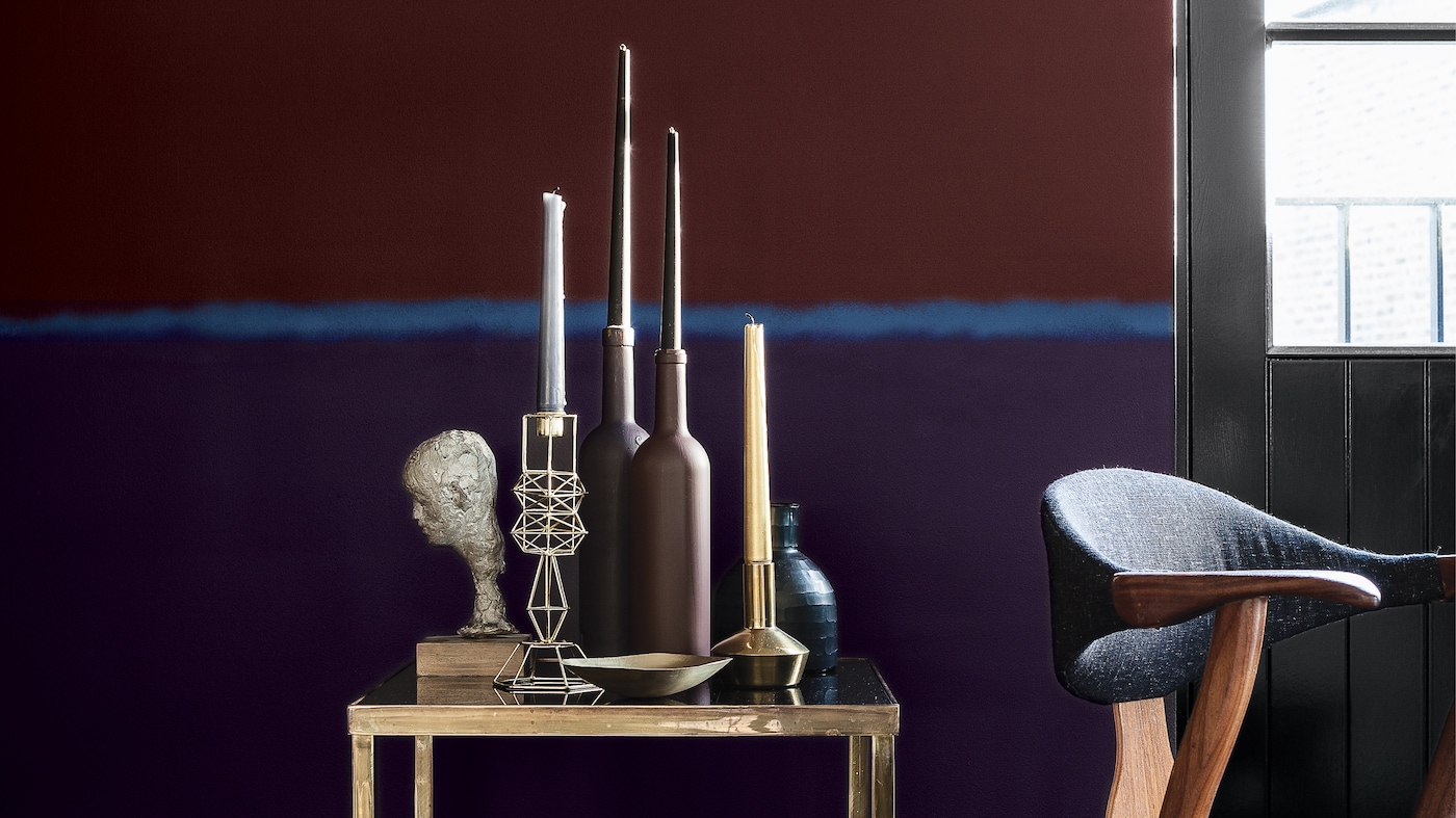 Envie de vous distinguer ? Optez pour des couleurs sombres et votre intérieur dégagera instantanément le glamour et le mystère, et vous aussi.