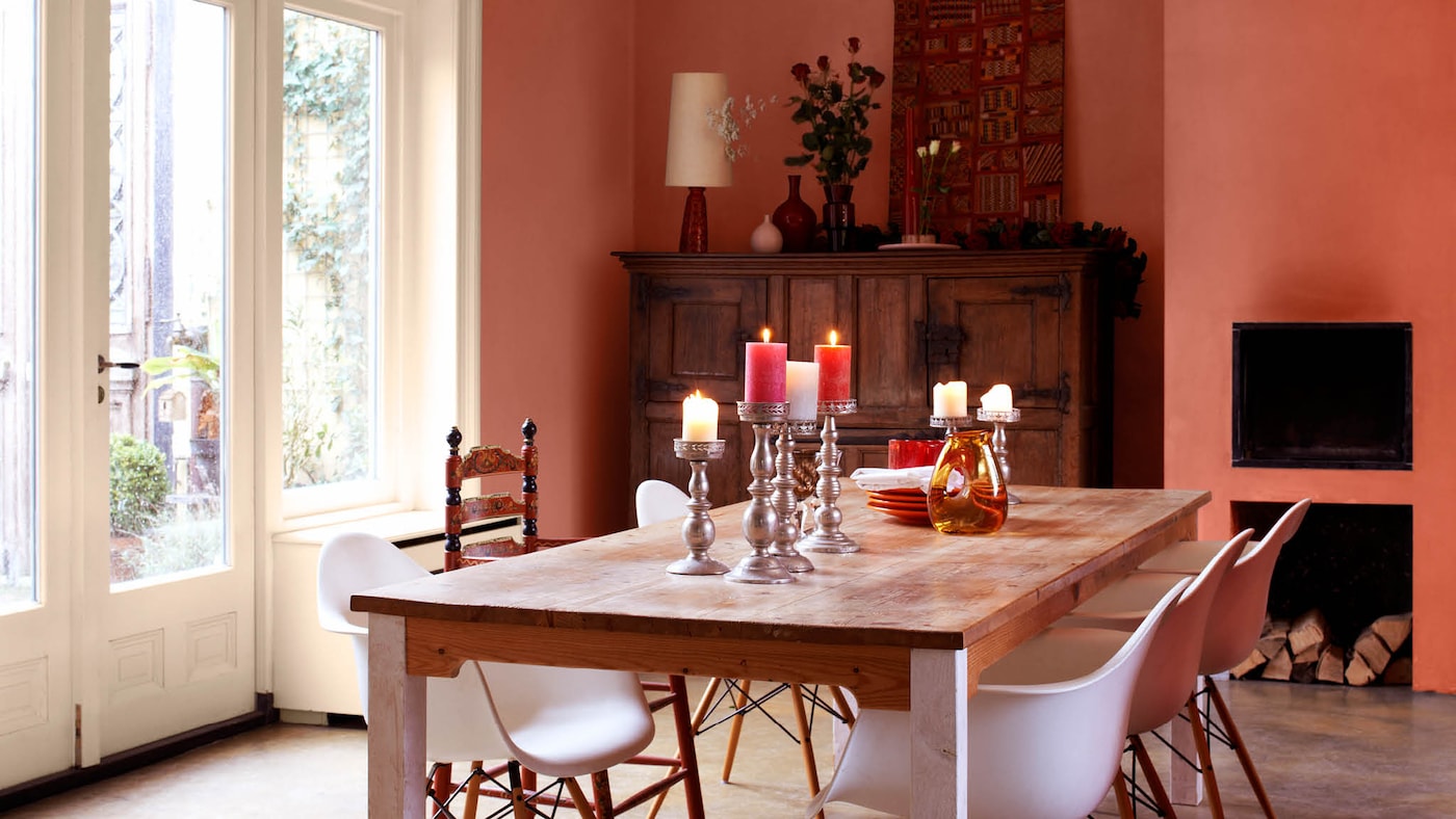 Un corail vif avec des touches d’orange est une couleur exaltante et conviviale, qui stimulera votre salle à manger sans la surcharger.