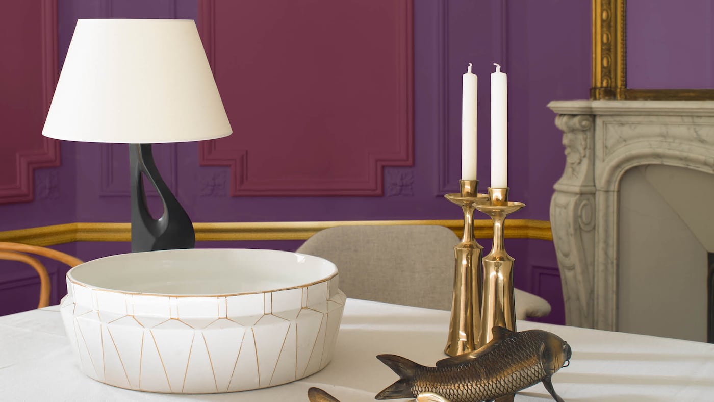 Associez le violet et le rouge profond pour créer un espace dinatoire évoquant la grandeur et l’opulence. Pour créer un point de mire, utilisez une nuance riche de violet sur les murs et ajoutez-y des touches de mûre.