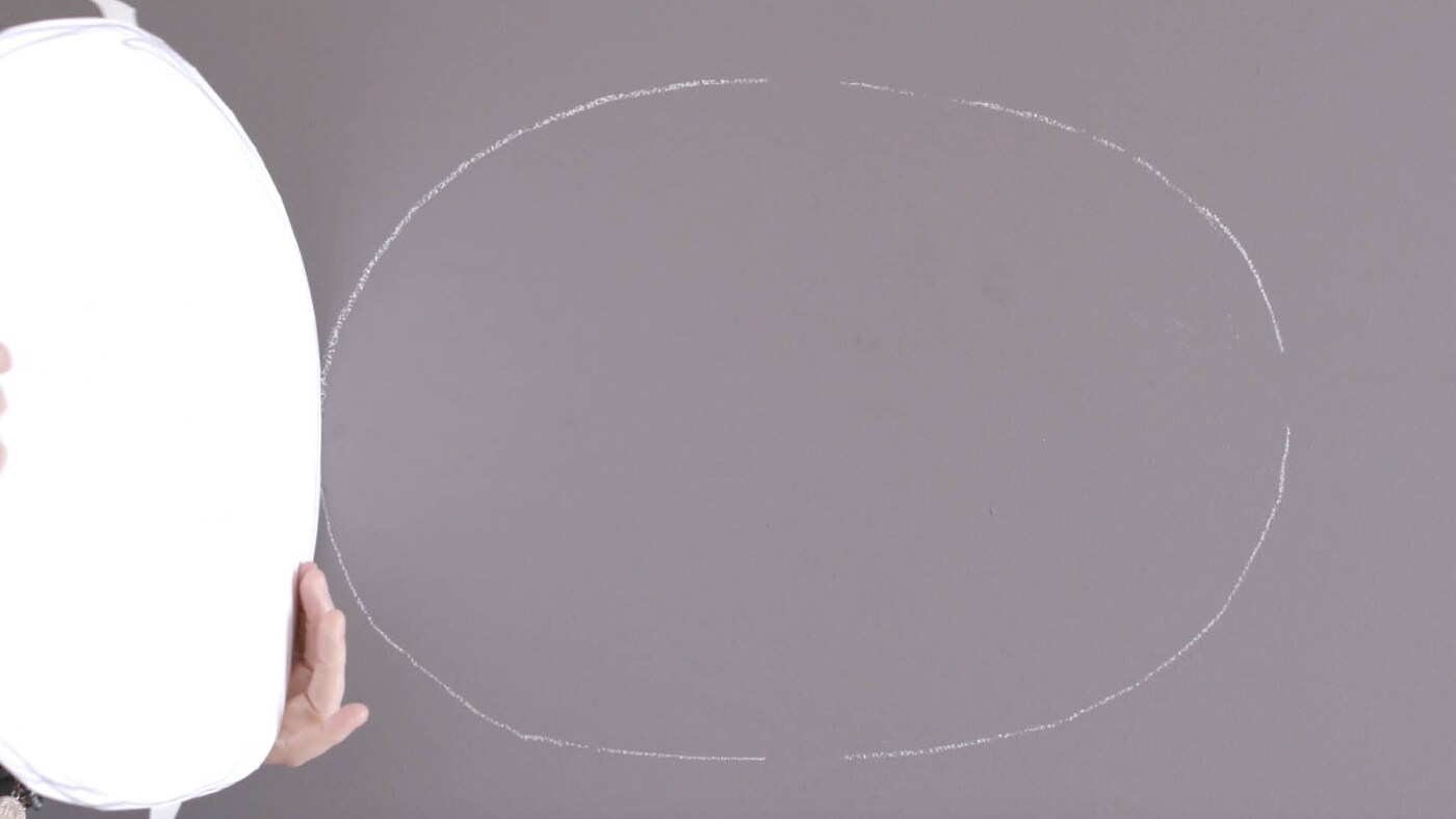 Utilisez une craie pour dessiner les contours de l'ovale