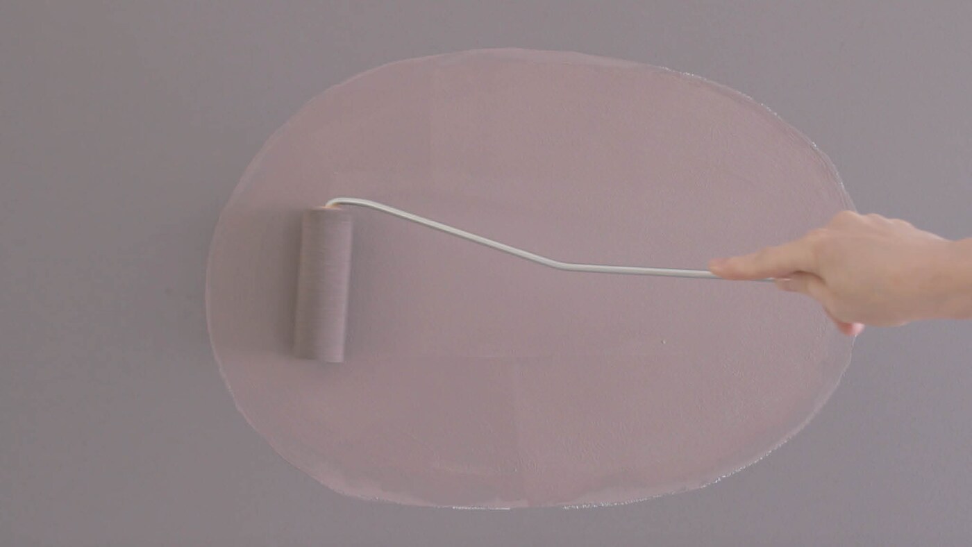 Peignez votre ovale à l'aide d'un petit rouleau et d'un pinceau