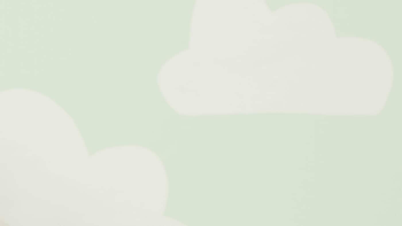 Pour une décoration subtile et fantaisiste à la fois, pourquoi ne pas recréer un ciel d’été sur le plafond de la chambre de votre bébé ?