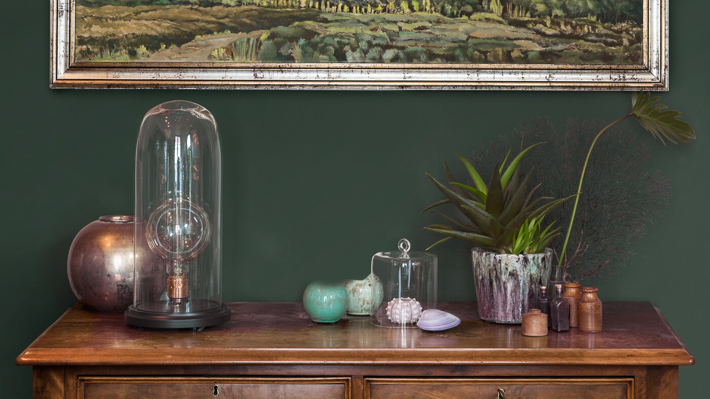 Une couleur riche et profonde met en scène les objets anciens.