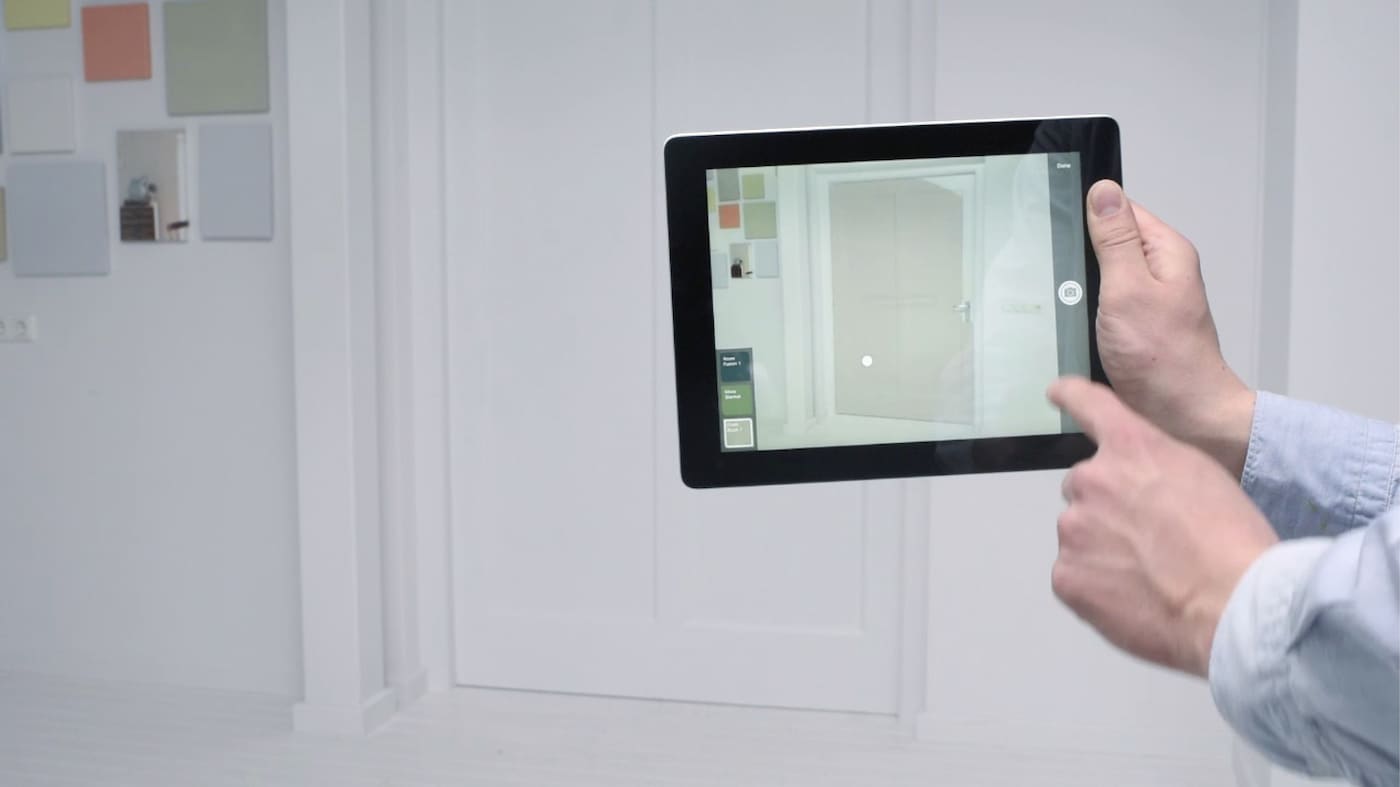 Il vous suffit de pointer la caméra de votre téléphone ou de votre tablette vers le mur que vous souhaitez peindre, de sélectionner les couleurs de votre choix et d’appuyer sur les murs à peindre.