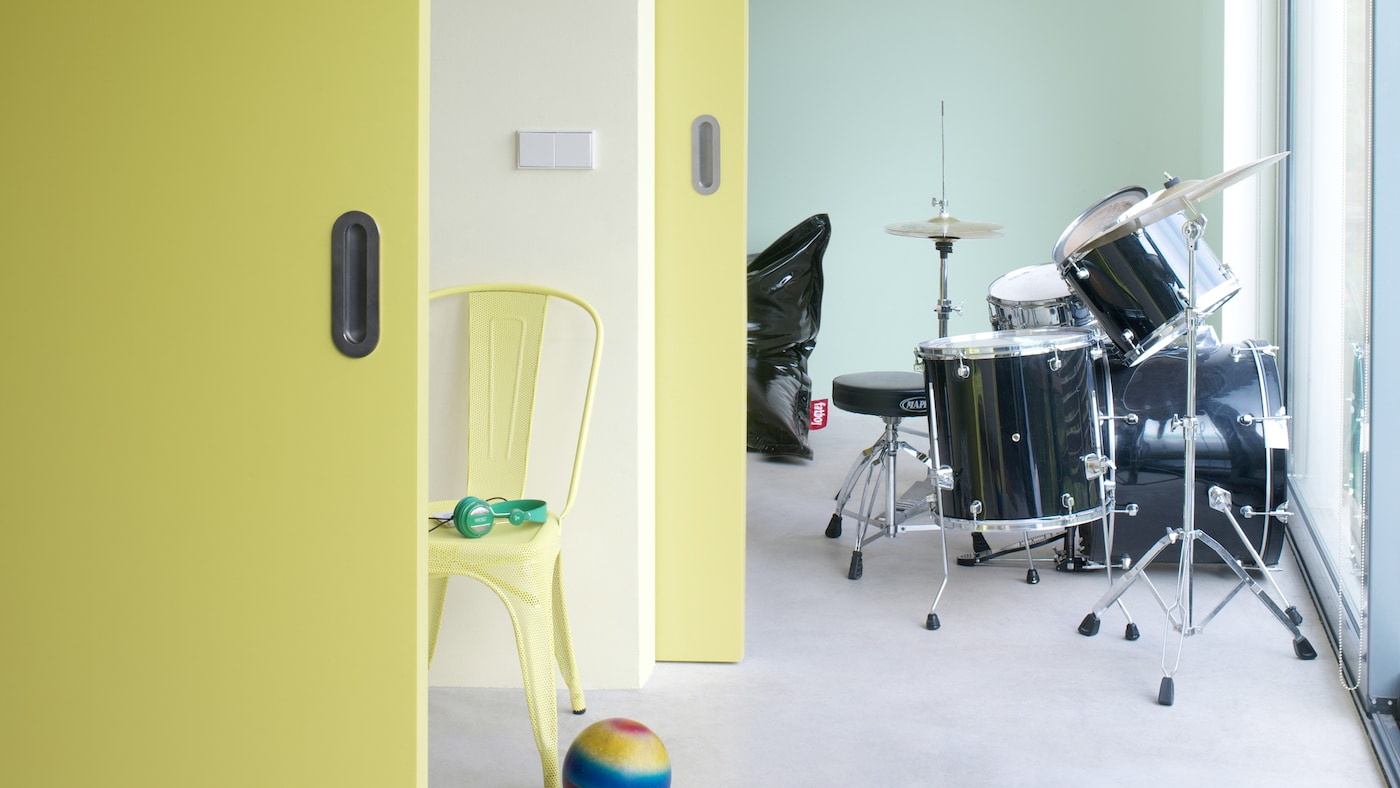 Les jaunes et les gris audacieux peuvent donner un effet impressionnant, ce qui en fait un excellent choix pour les chambres d'adolescents.