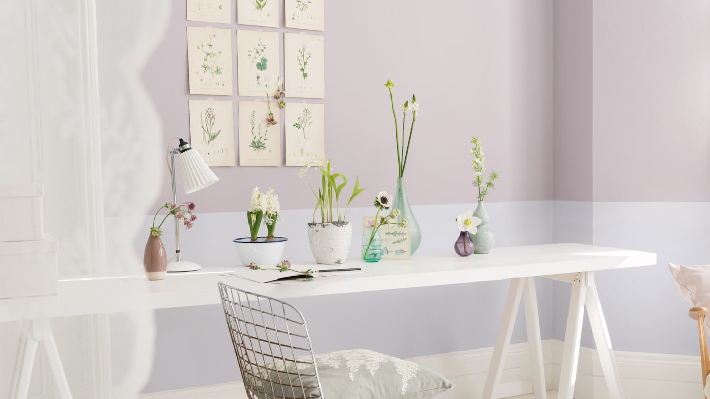 Peignez les contours de portes, les plinthes et toutes les autres moulures dans des couleurs claires qui reflètent la lumière, peut-être d'un ton qui contraste subtilement avec la couleur des murs.