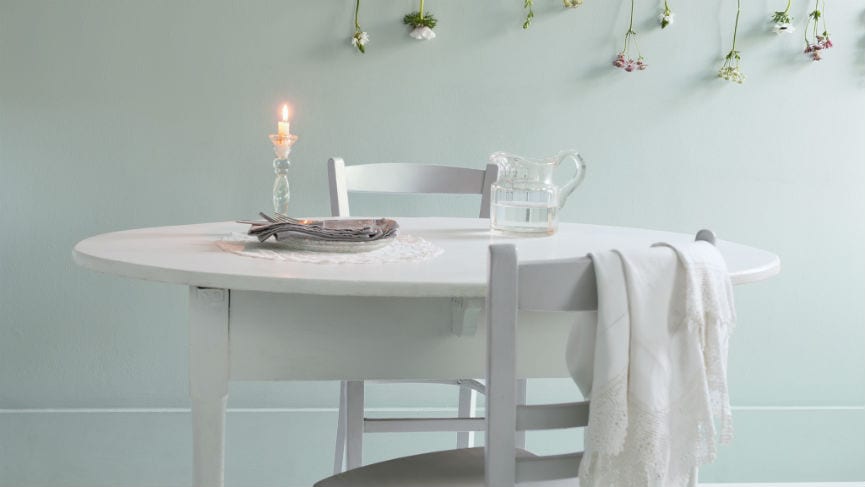 Les couleurs fraîches aident à faire reculer les murs, ce qui rend la pièce plus spacieuse et lumineuse. Optez pour les teintes pâles du gris, du bleu et du vert pour un maximum d'éclairage. 