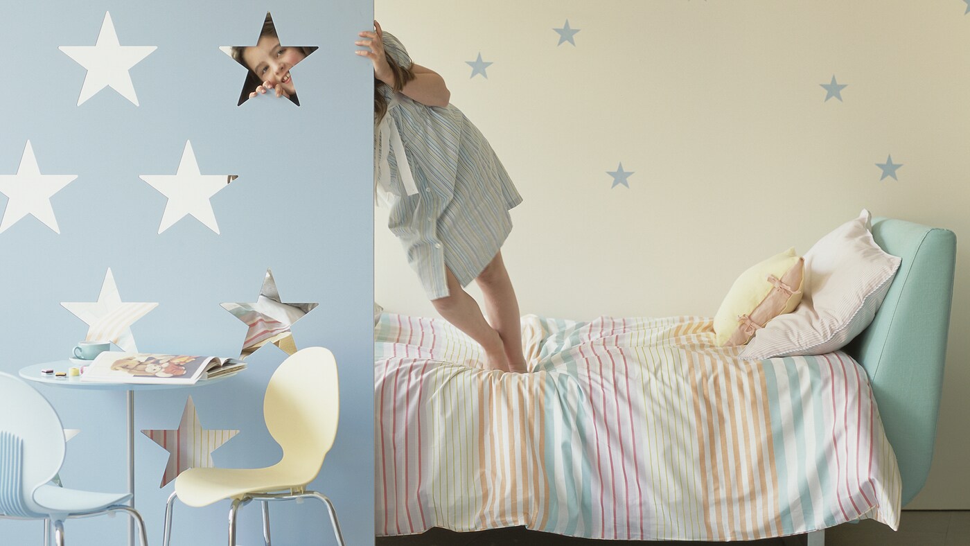 Créez un havre de paix pour vos enfants avec des teintes pastelles apaisantes dans leur nouvelle chambre à coucher.