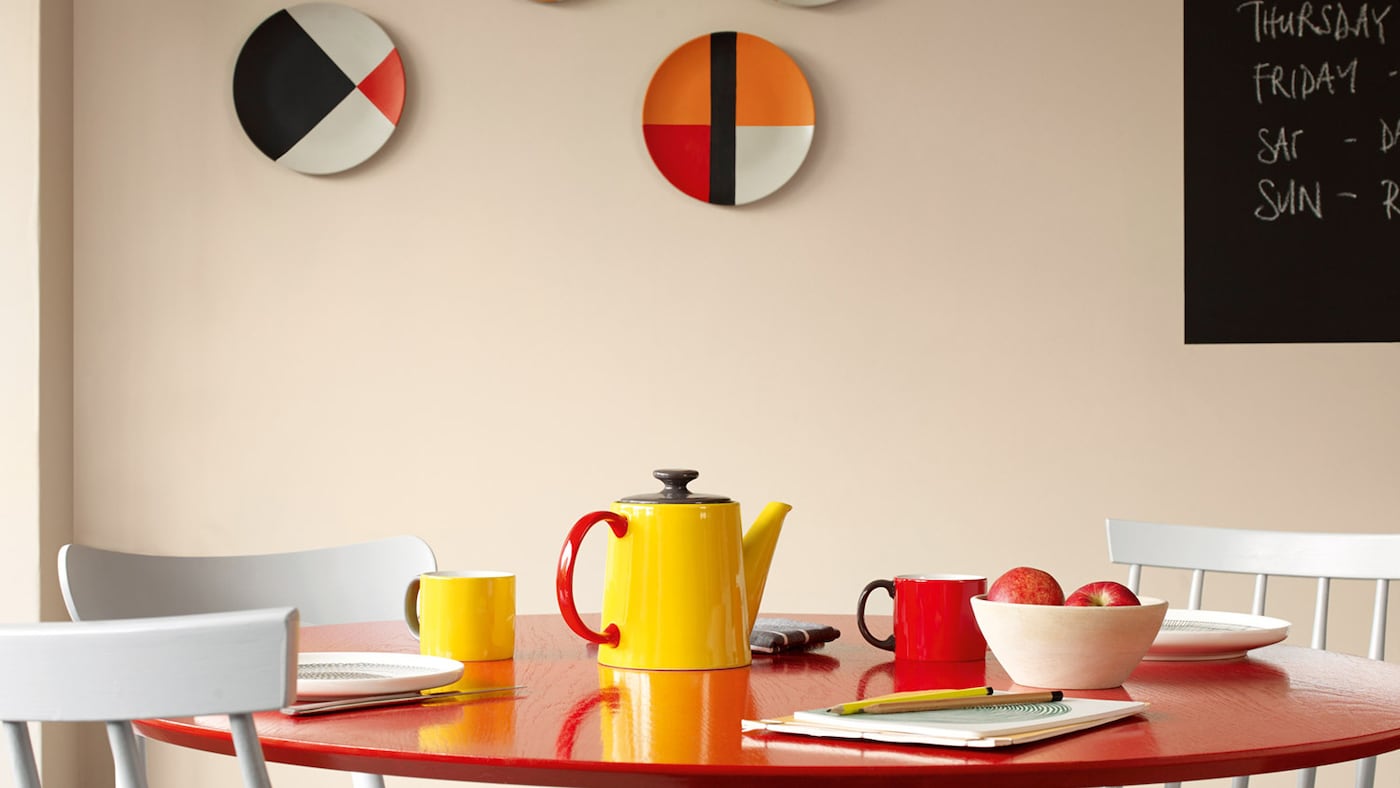 Un grille-pain, une bouilloire ou de la vaisselle aux couleurs vives vont ajouter de l'intérêt et de la profondeur à votre cuisine