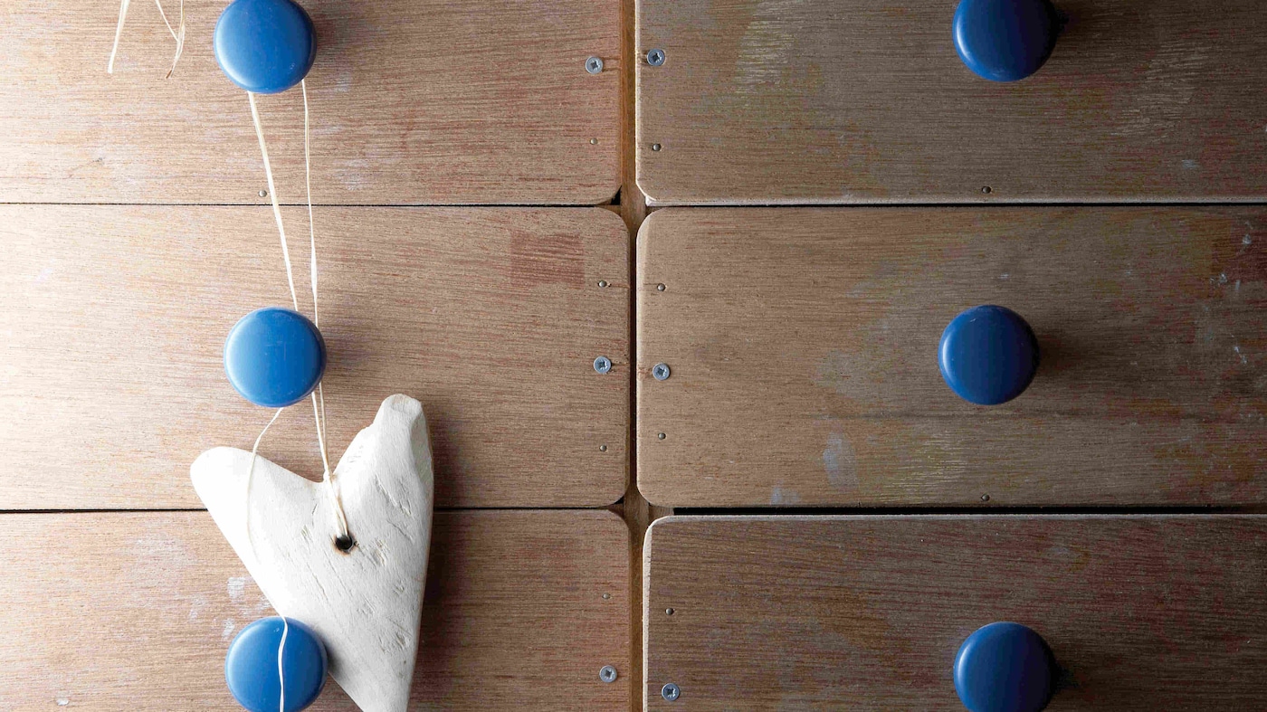 Registra los mercados locales en busca de tiradores de cerámica que no cuesten un ojo de la cara y complementen los colores de tus paredes.