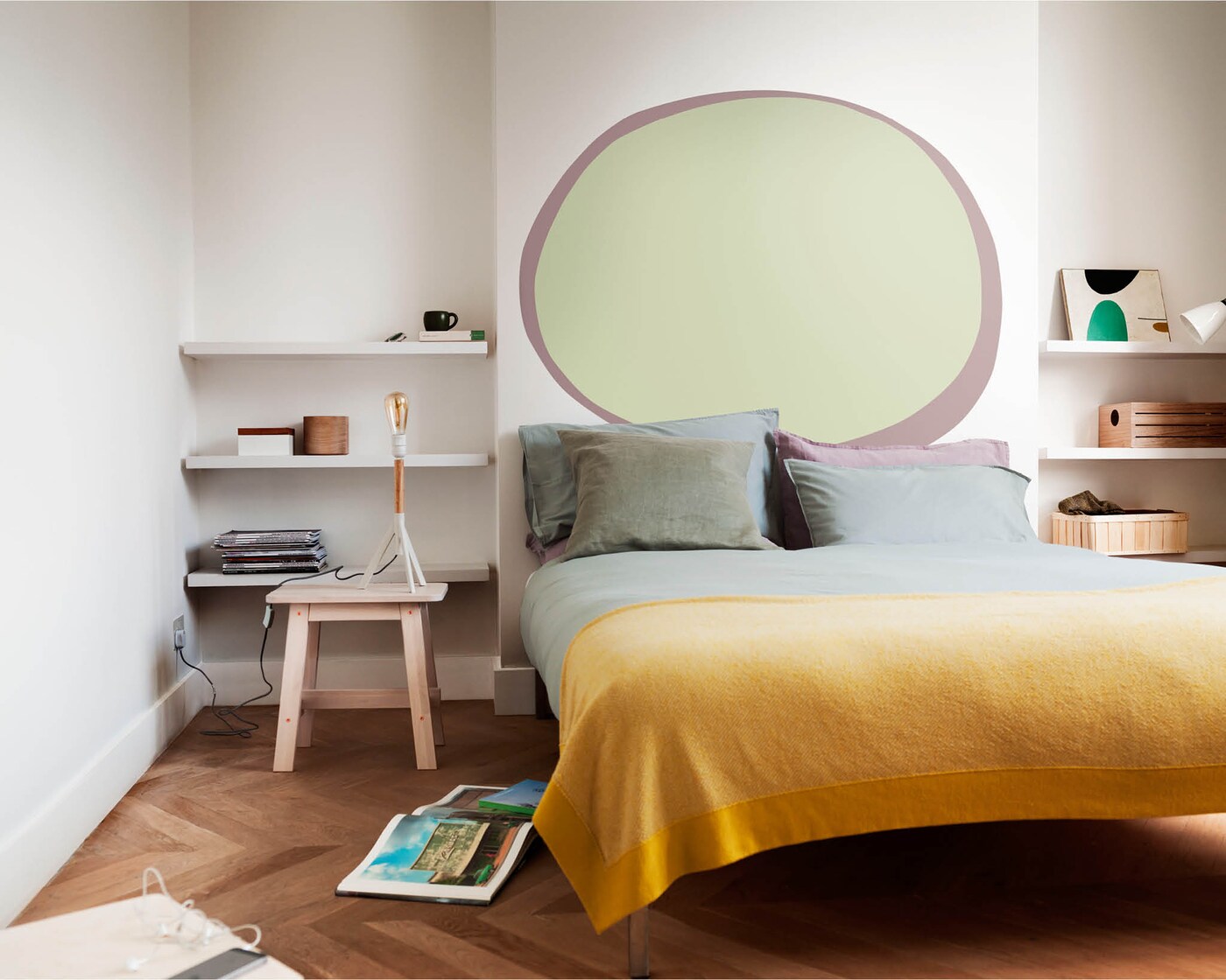 Dormitorio con un óvalo pintado en la pared