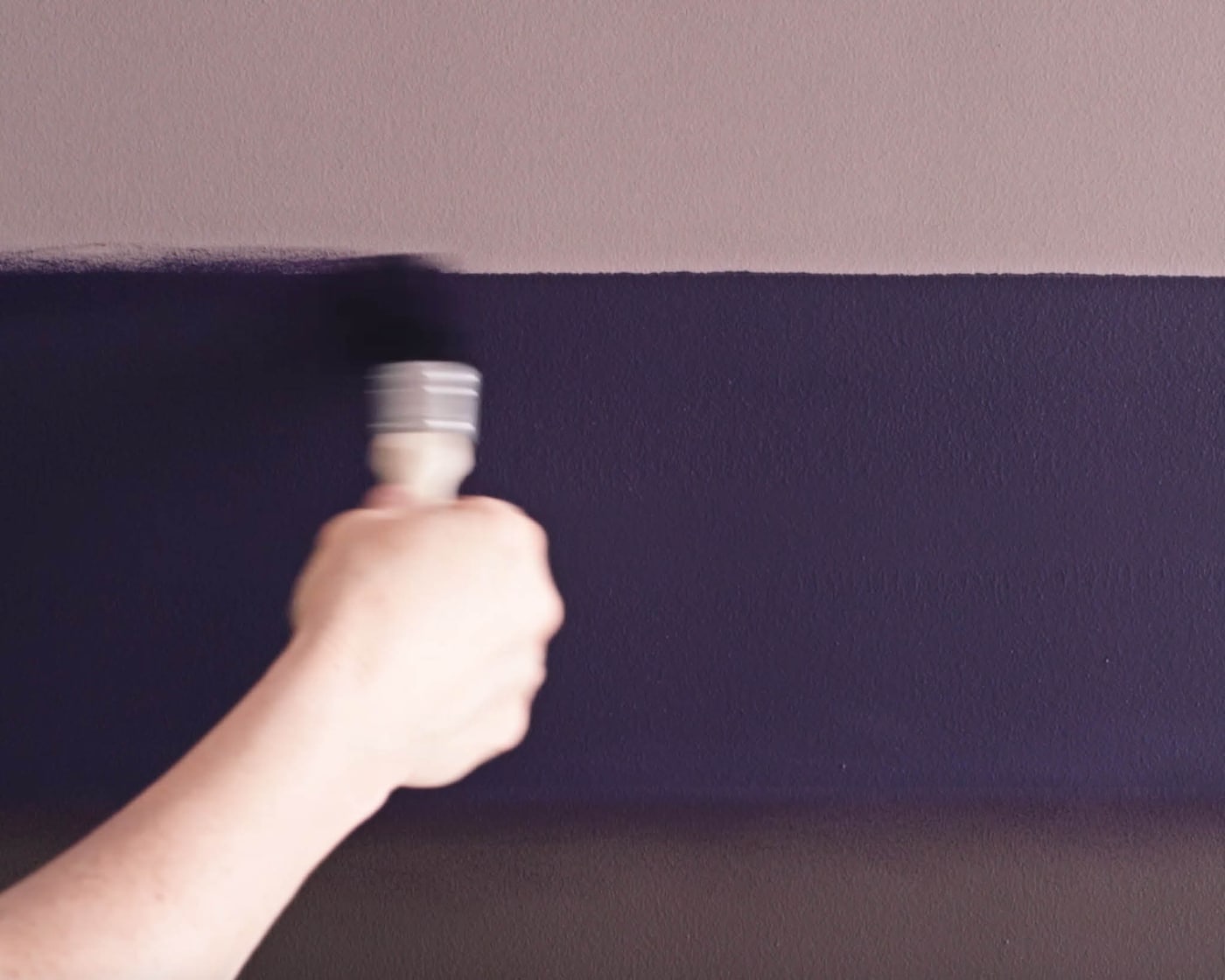 Usa una brocha de pintura en seco para crear tu línea difuminada