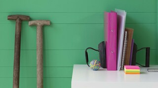 Añade toques de rosa fuerte a un verde fresco