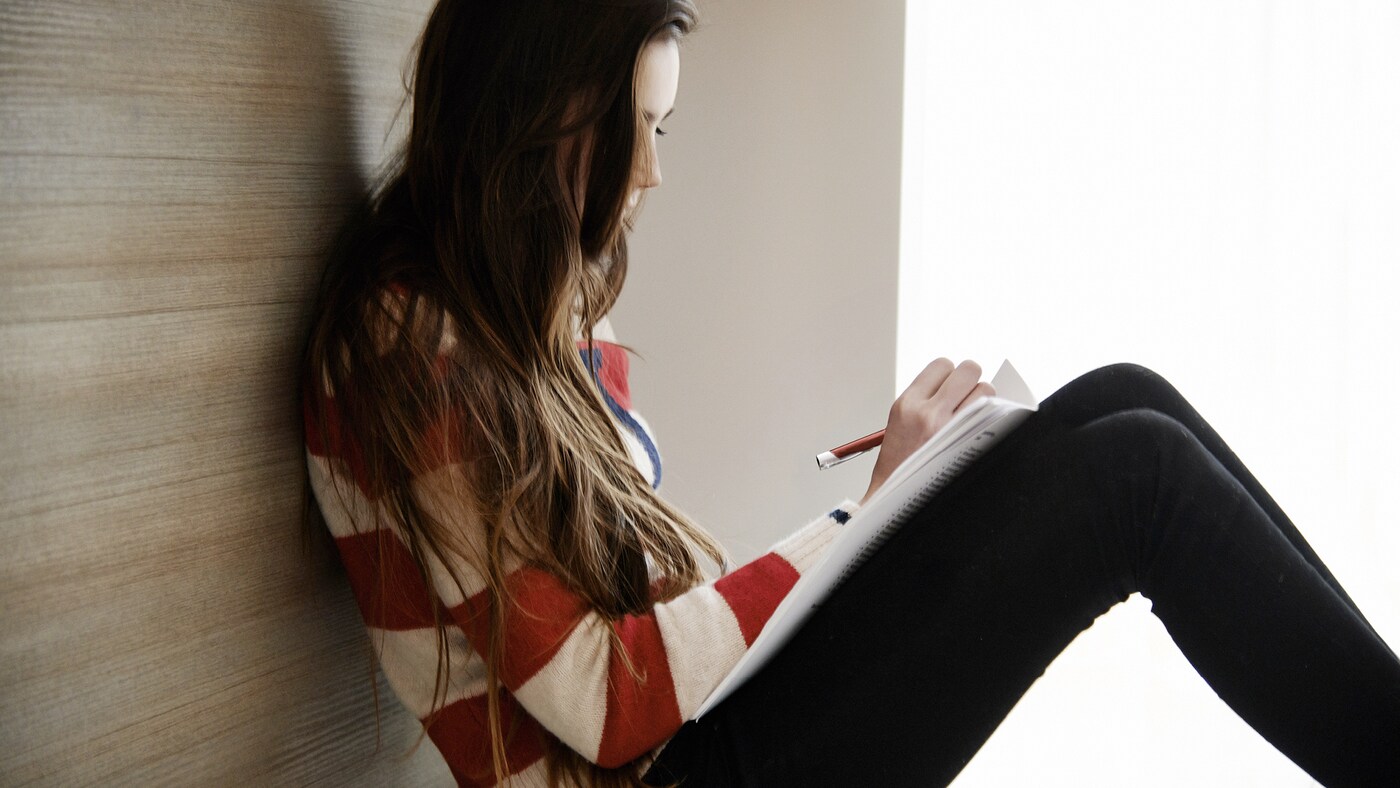 Es probable que no estés siempre presente cuando el pintor esté trabajando, por eso es conveniente dejarle una lista detallada de lo que tiene que hacer para que pueda consultarla mientras realiza su trabajo.