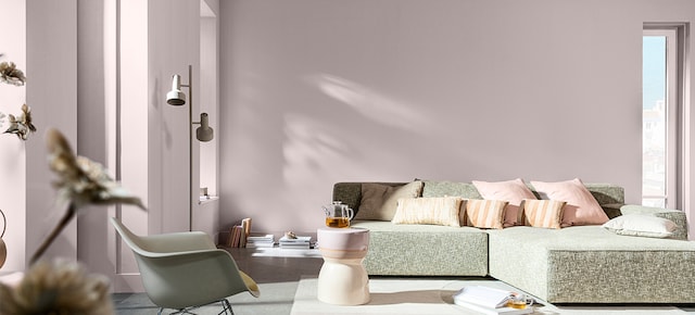 Deux femmes dansent dans un salon aux murs dans trois nuances de bleu différentes