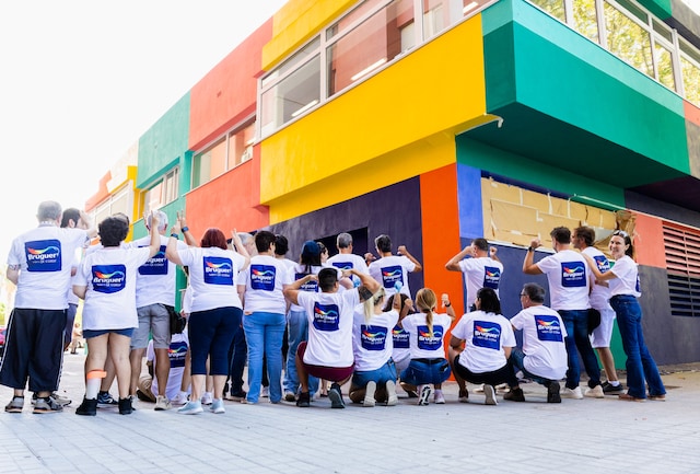 Dos mujeres bailando en un salón con paredes en tres tonos de azul diferentes.