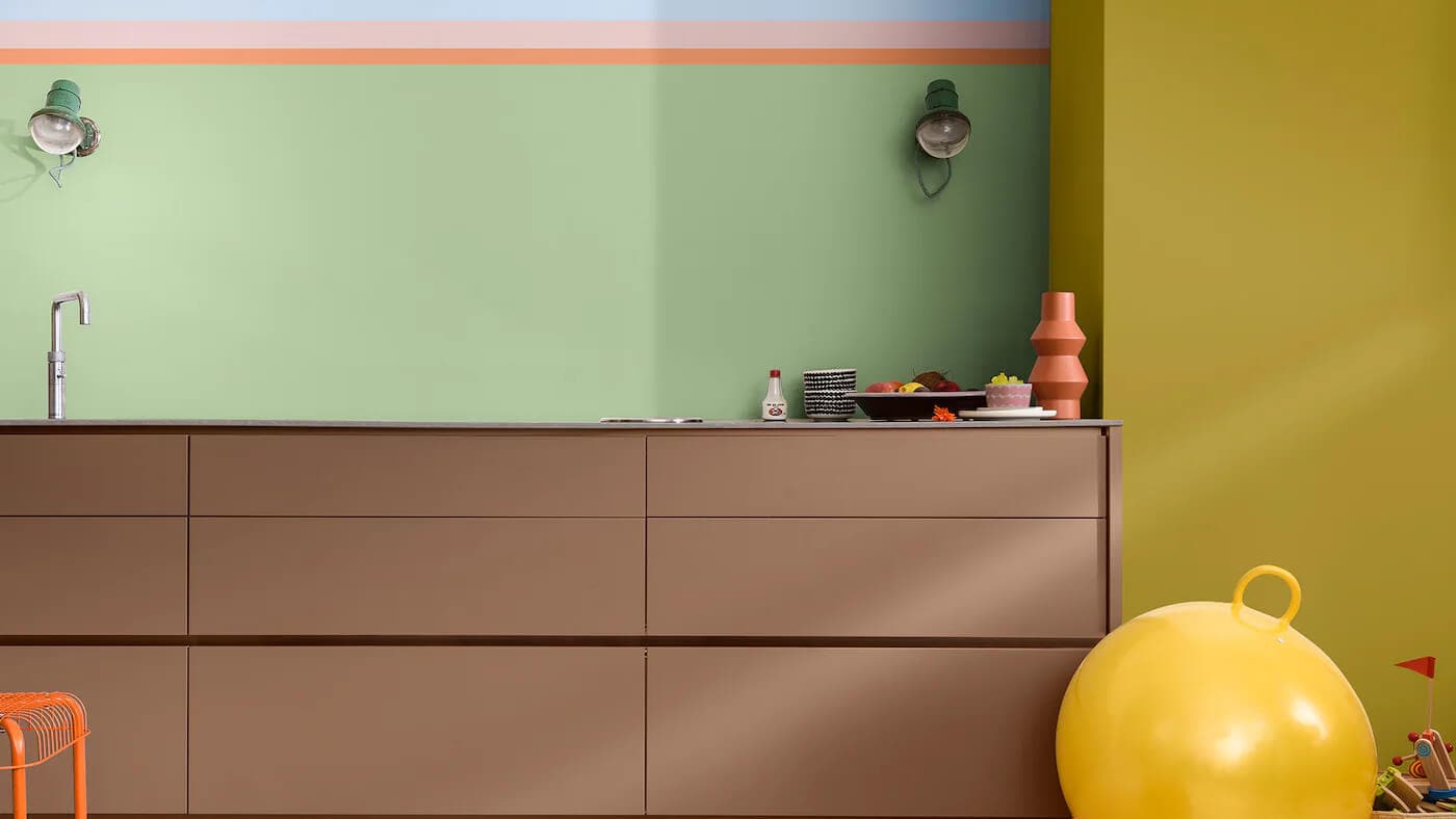 Cozinha decorada com a paleta de Cores para uma Casa Versátil e Alegre  da Tintas Coral. Traz uma combinação de cores vibrantes e contrastantes, cheios de personalidade. 