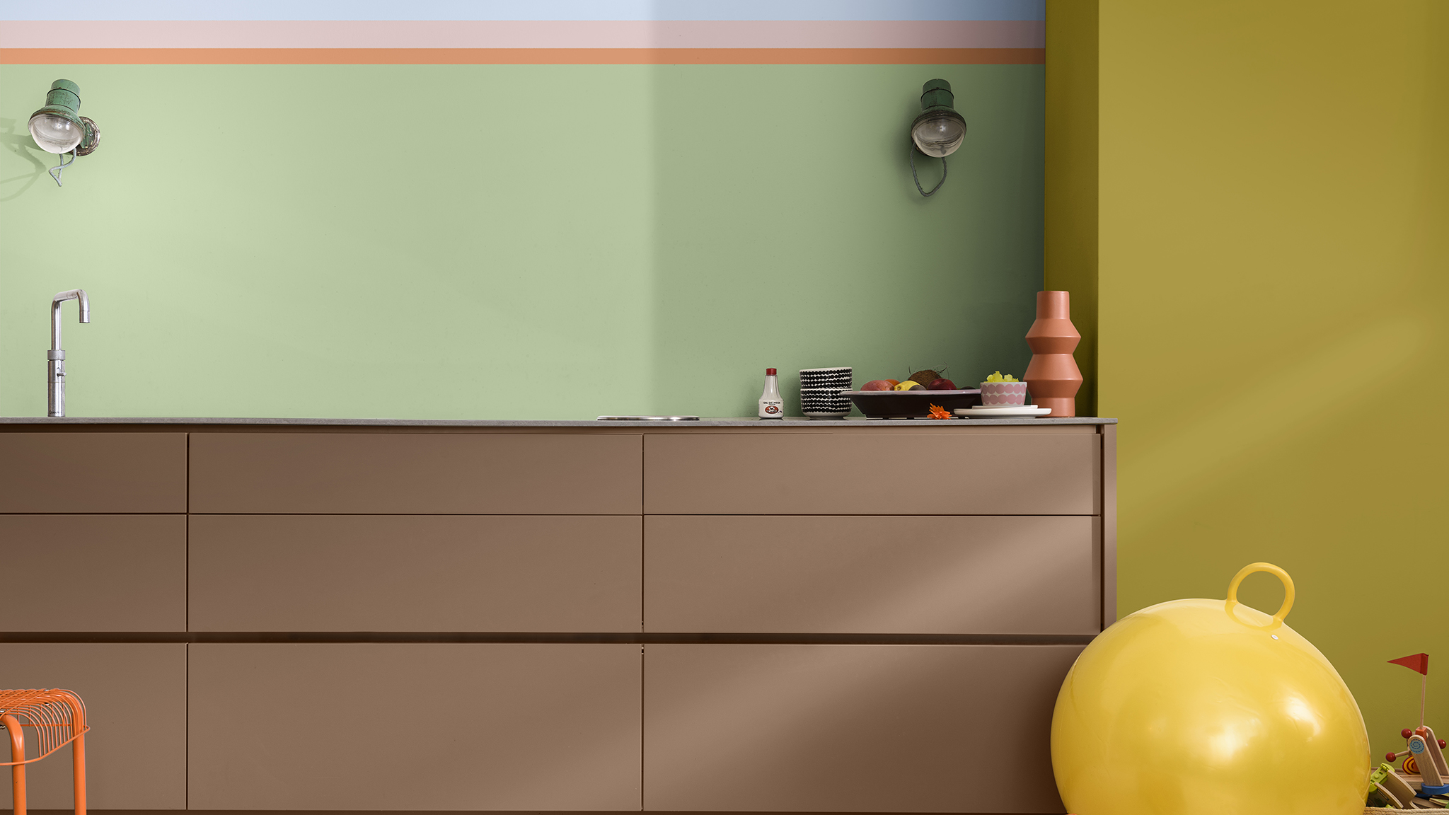 Cómo crear una casa multifuncional con el color del año de Coral