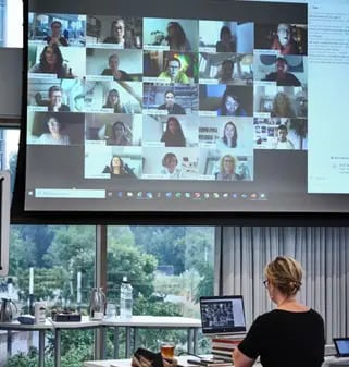 Encontro virtual de especialistas em designer internacional para o estudo de tendências da Coral. 