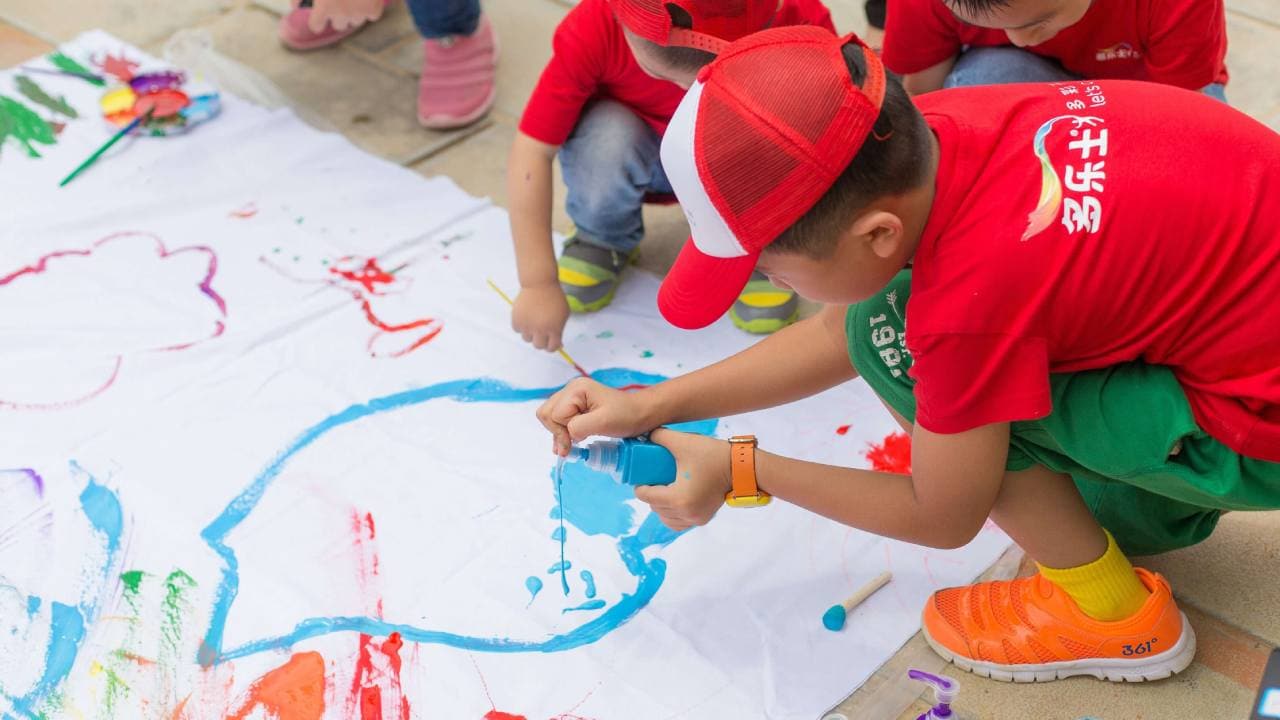 Alunos colorindo com as tintas Coral. "Meus alunos vão adorar passar o tempo em uma classe tão colorida", disse Su Mei, professora na Beiye School.
