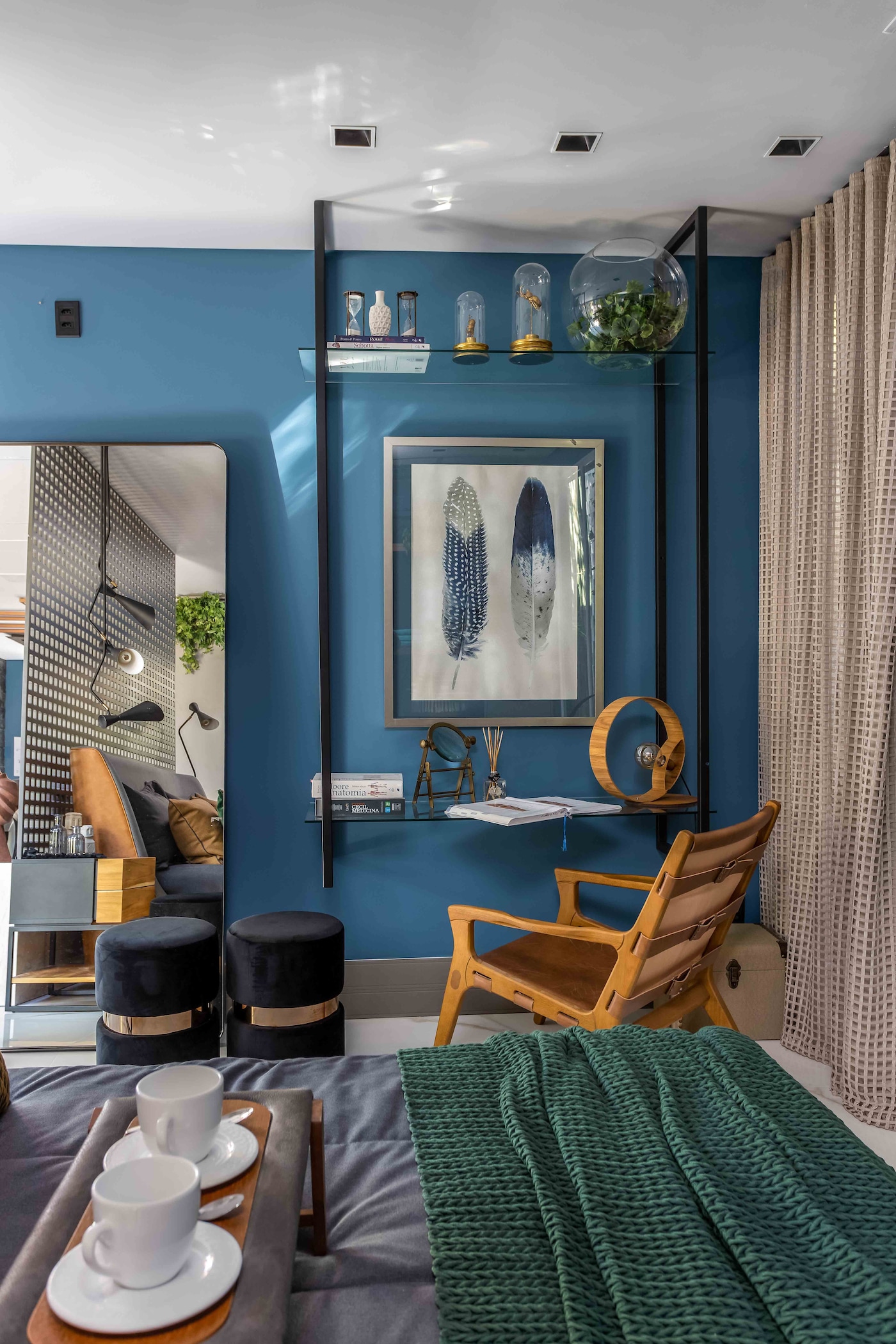 Azul no quarto por Nádia Simonelli.