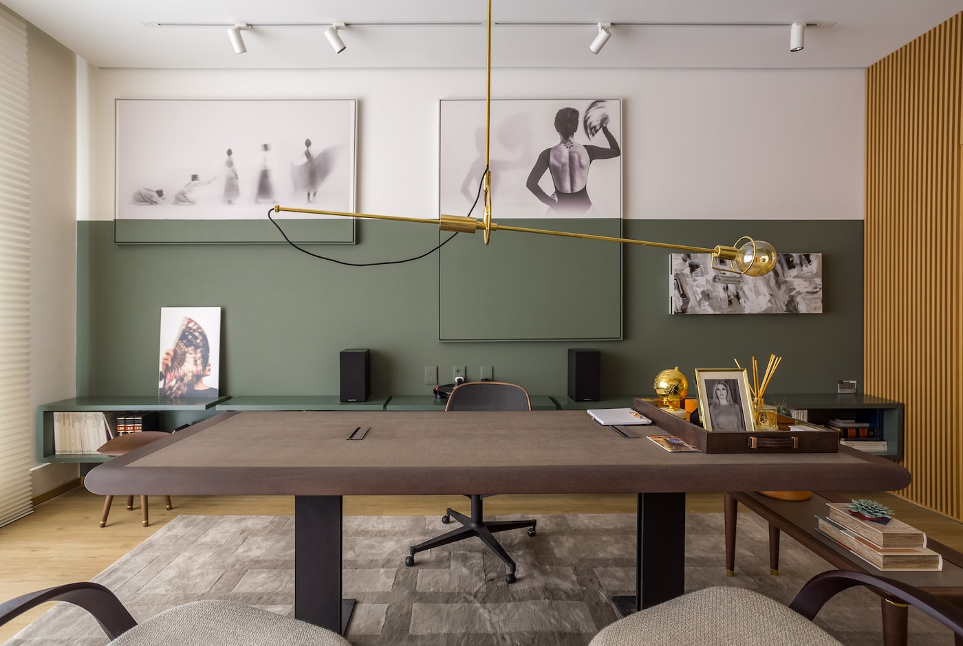 Meio a meio por Nádia Simonelli.