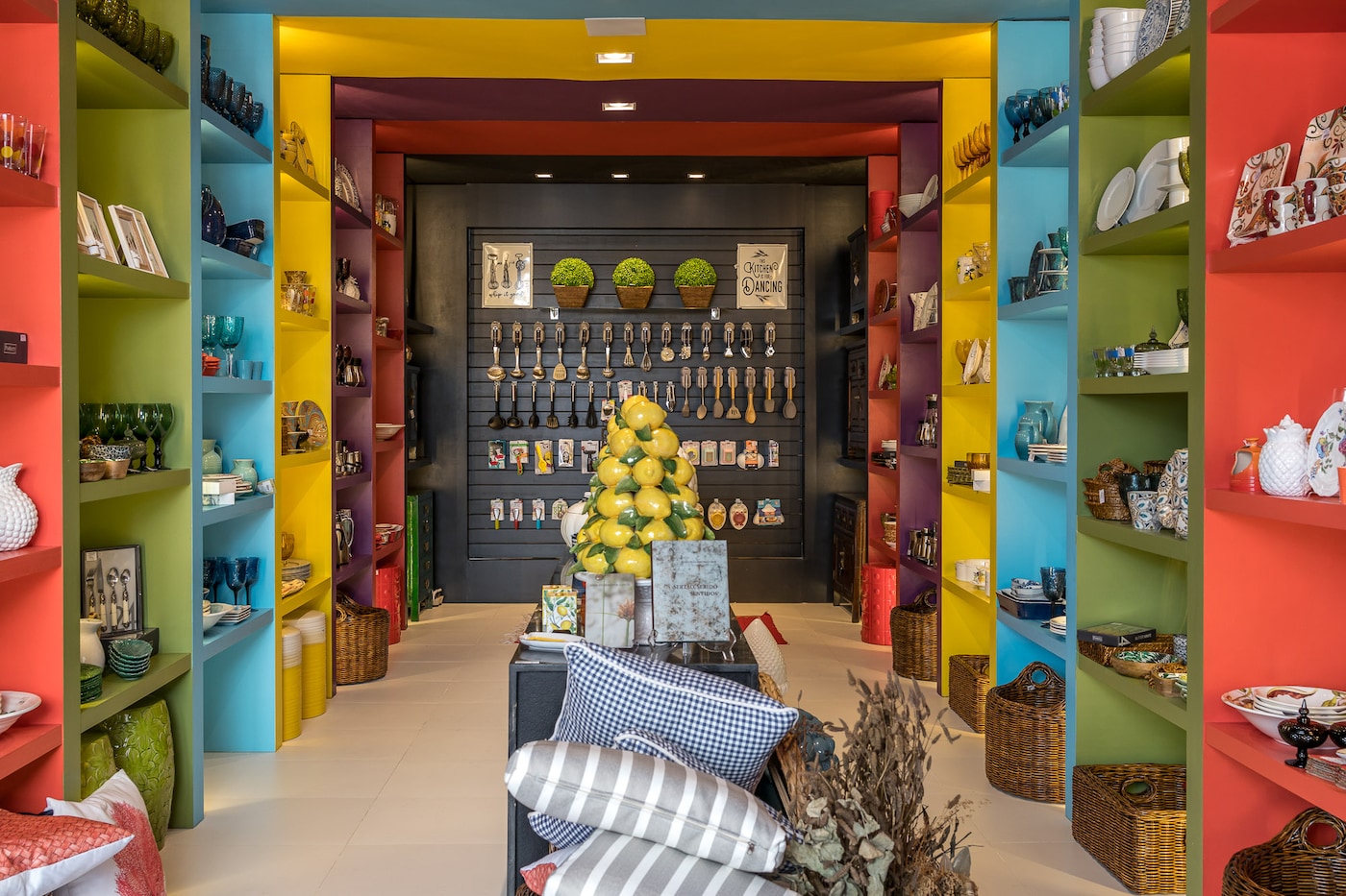 Loja pelas Arquitetas: Claudiny Cavalcanti e Maria Luiza Lamas 