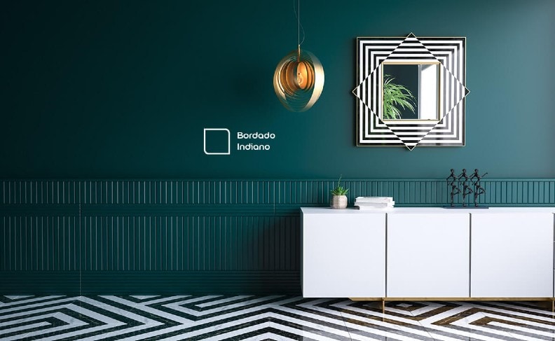 Hall de entrada com parede em destaque na cor Bordado Indiano da Tintas Coral. Um azul intenso que se encaixou perfeitamente no ambiente e combina com a decoração dos móveis brancos.