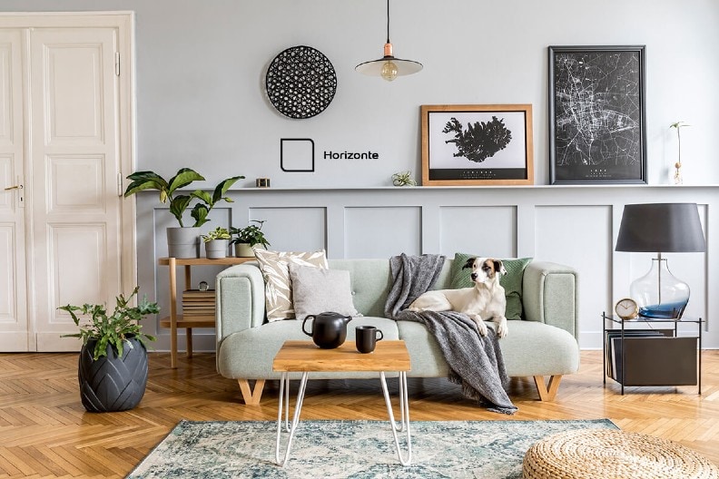 Sala de estar com parede em destaque na cor Horizonte da Tintas Coral. Uma cor vinho que se encaixou perfeitamente no ambiente e combina com a cor marrom do sofá.