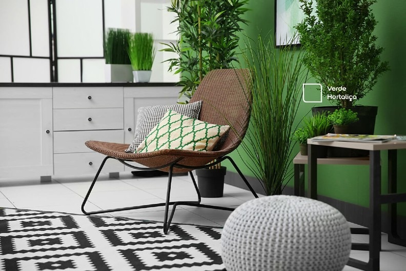 Área de descanso com parede em destaque na cor Verde Hortaliça da Tintas Coral. Um verde magnífico que se encaixou perfeitamente no ambiente e combina com a decoração em marrom e branco.