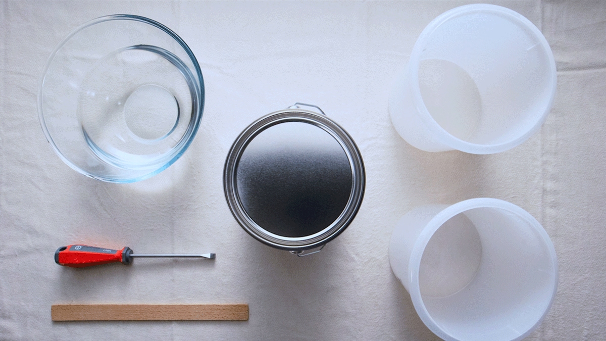 Conjunto de ferramentas para iniciar a diluição: tintas, água, dois baldes e um toco de madeira para mexer.